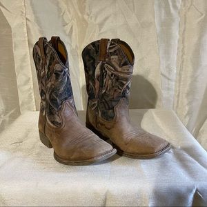 Boys Ariat leather cowboy boots size 3.5 great condition